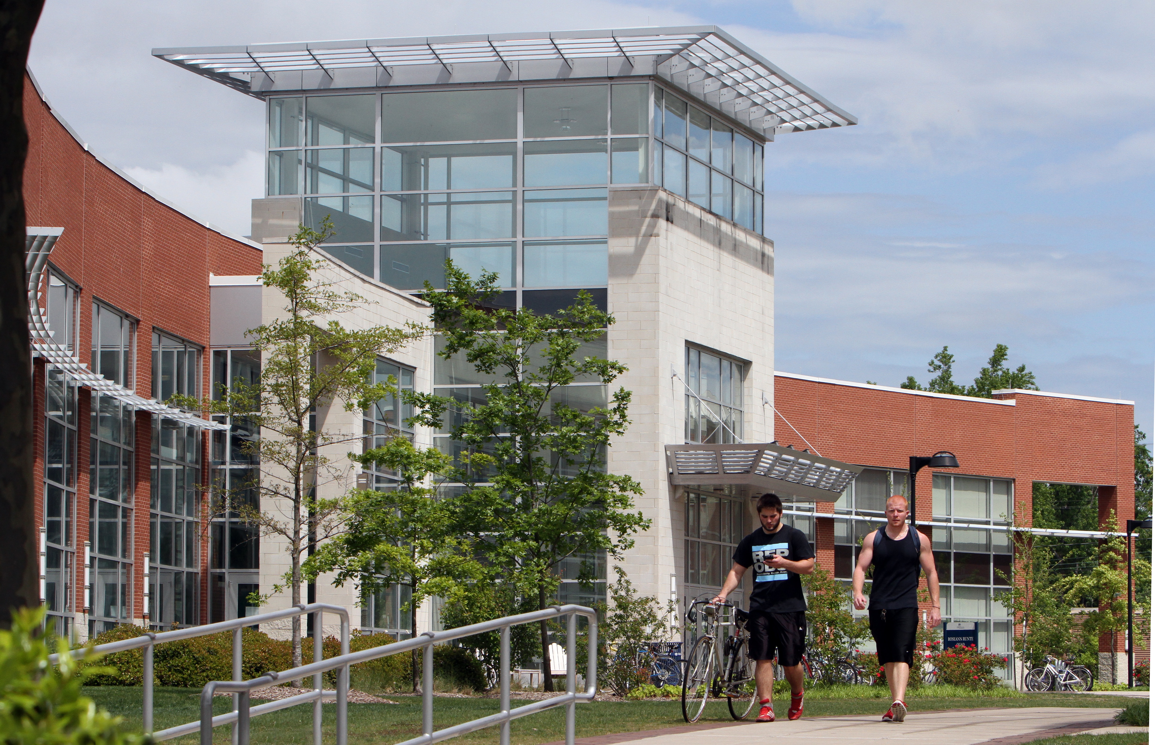 Students outside of the Rec. center