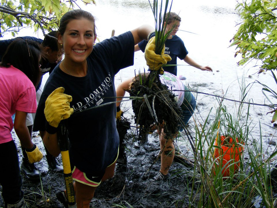photo of Lexi Tellinger and other student volunteers 