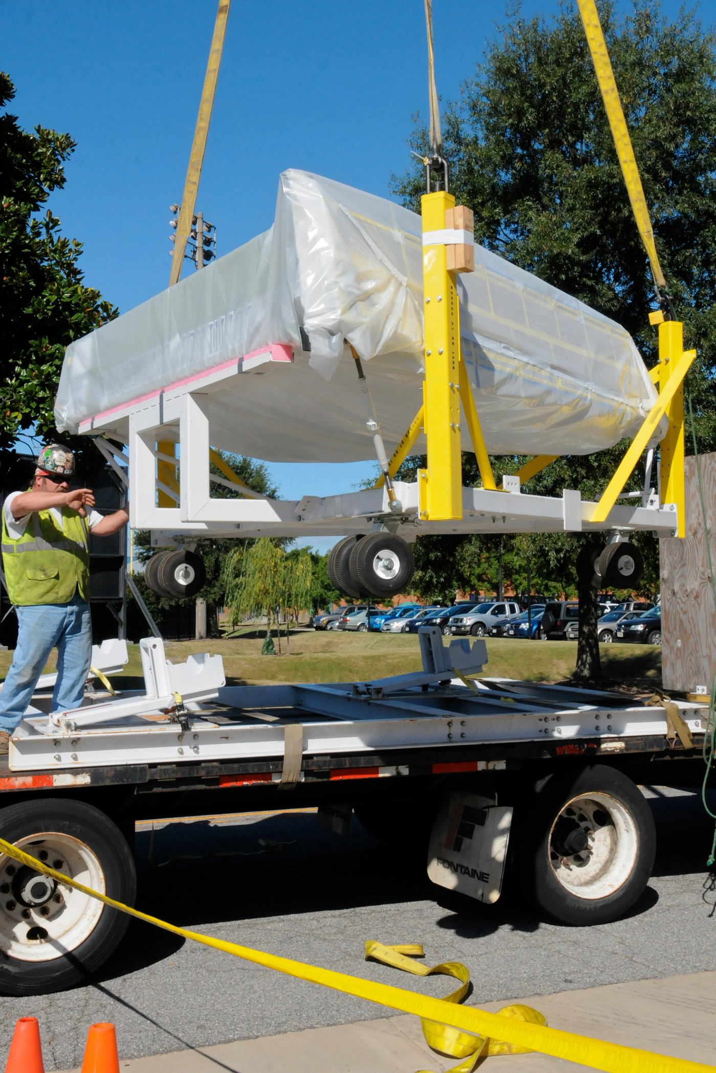 Drift chamber component is loaded for trip to Jefferson Lab