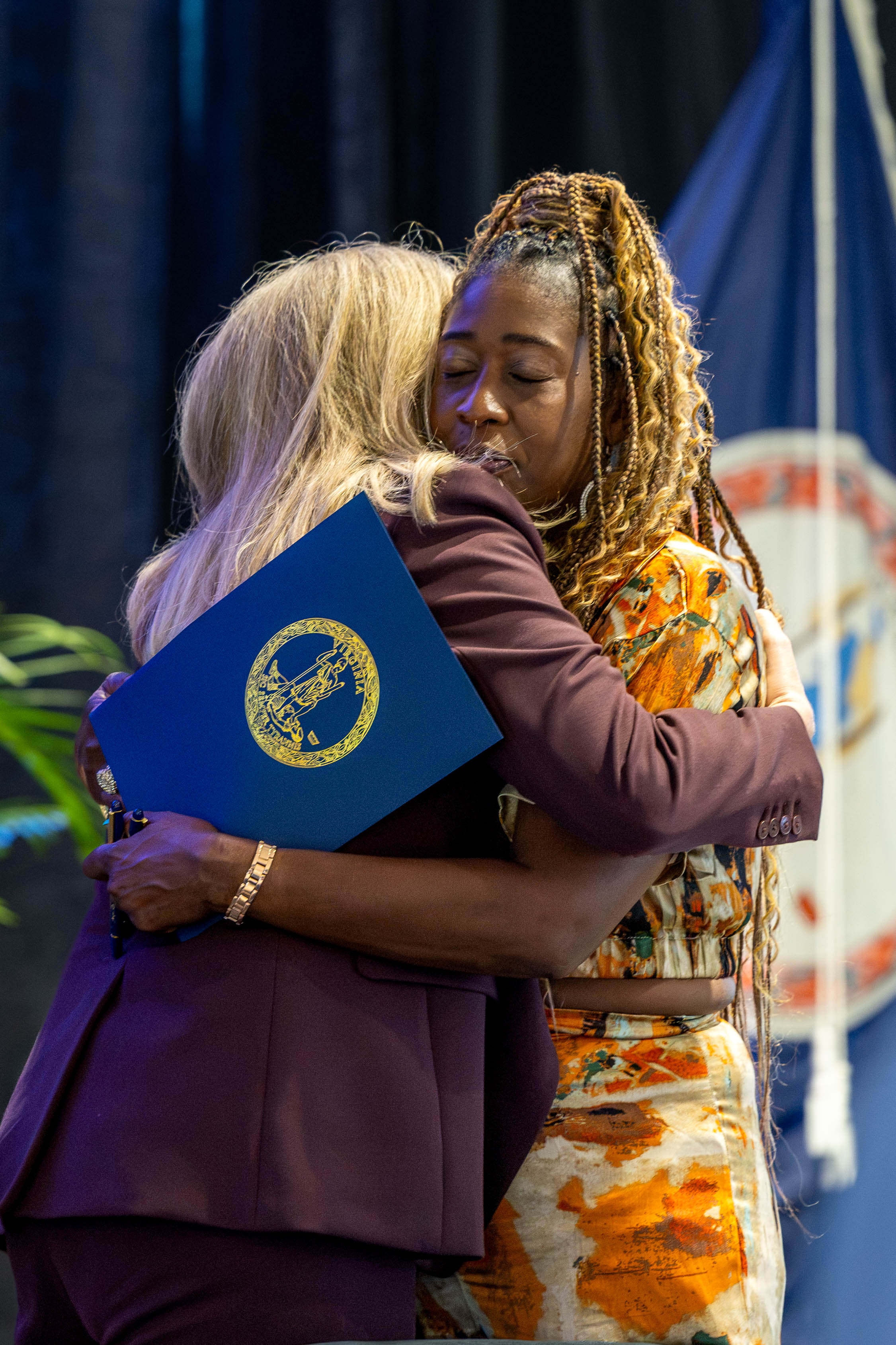 Governor-hugs-dawanns-mother