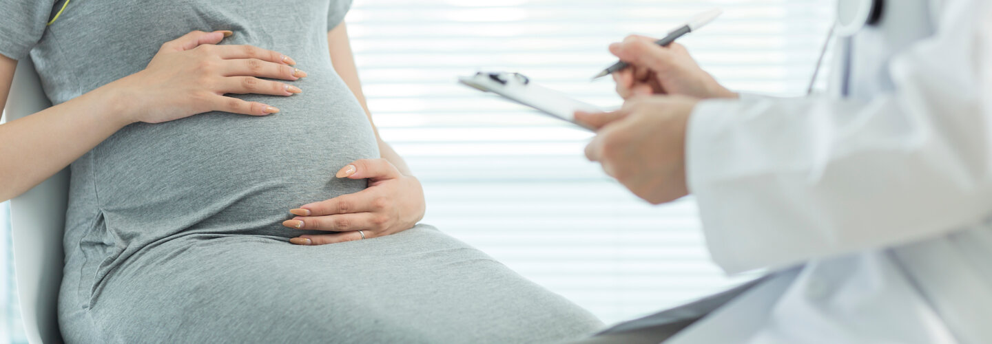 Pregnant woman consulting doctor