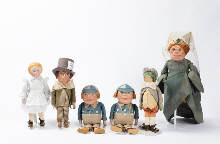 Photo of a set of dolls.