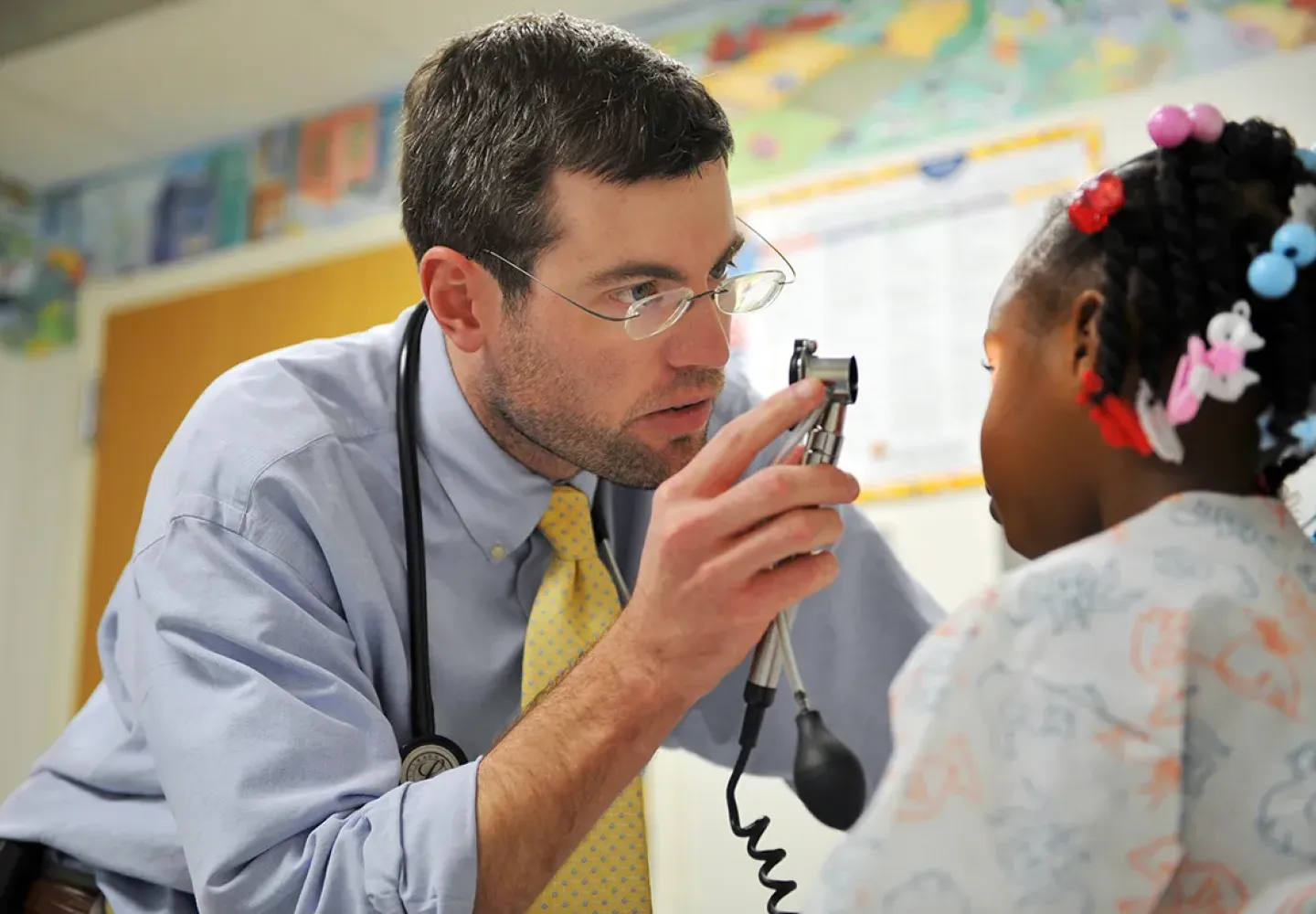 A Pediatrics resident examines a child.