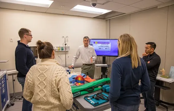 Learners gather and discuss spinal cord injury in the Sentar
