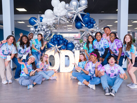 group of odu students under a balloon arch